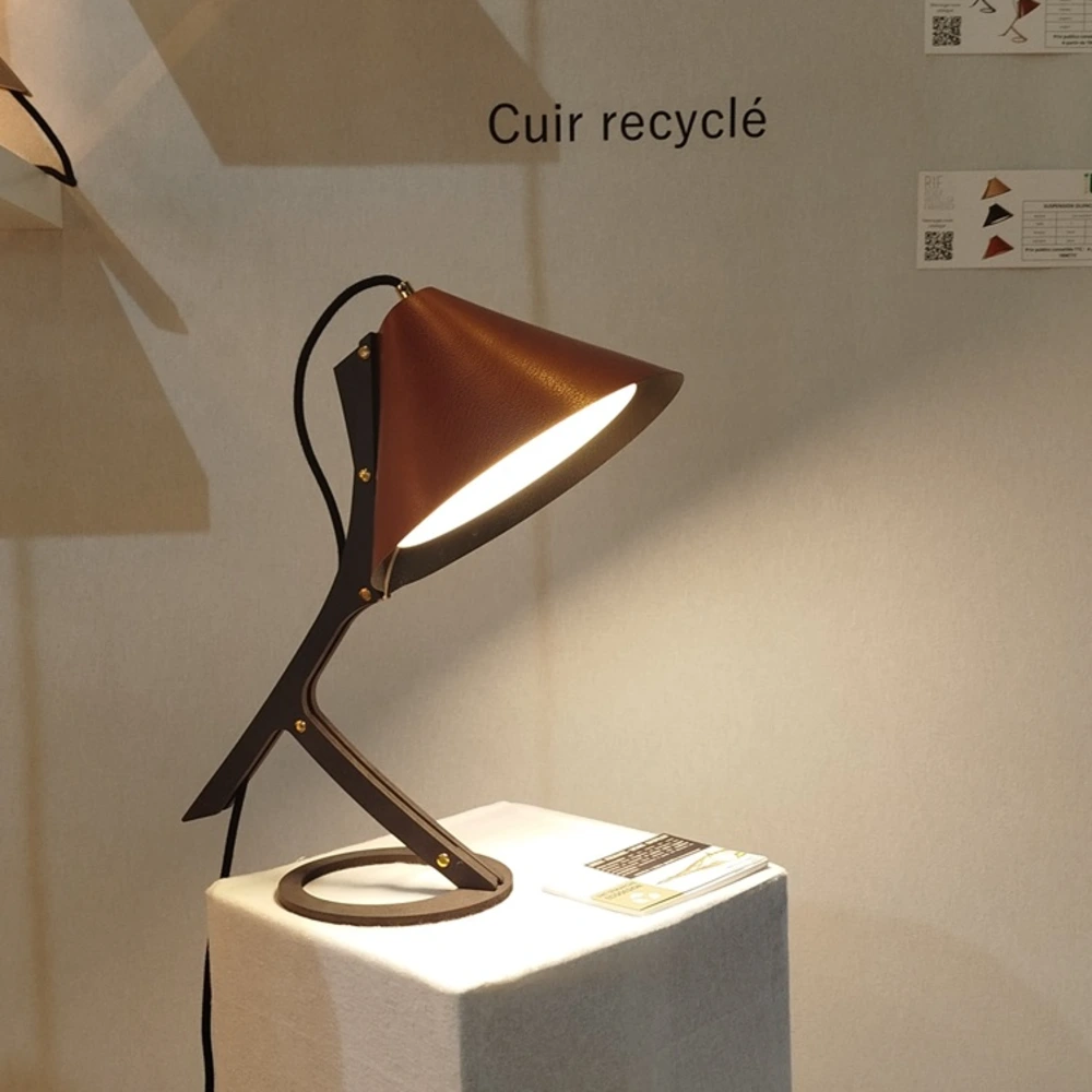 Lampe en cuir reconstitué par RIF Luminaires