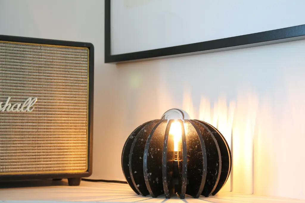 wrecking ball plastique noir enceinte.webp