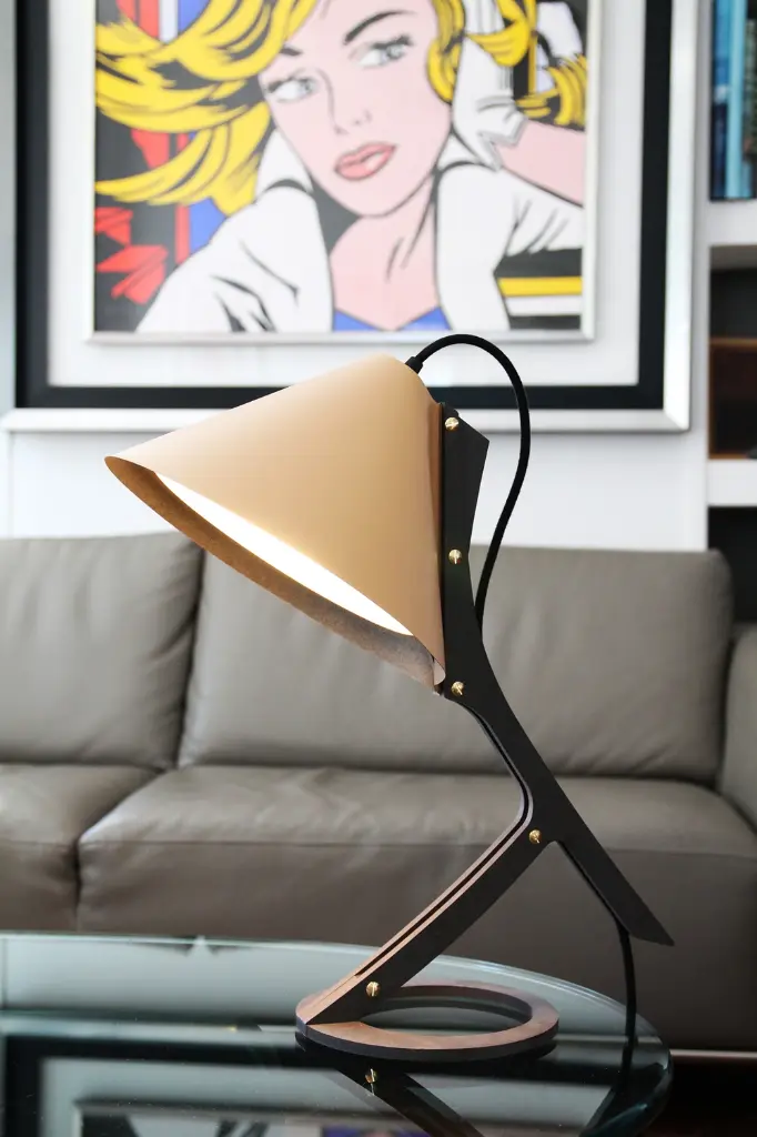 Silence a poser beige black salon.webp