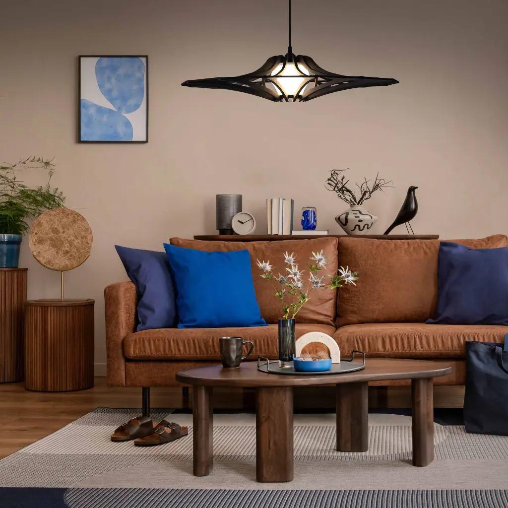 AdobeStock_635819089 Singing S Black Elas Noir Allumé salon bleu klein basse def.webp